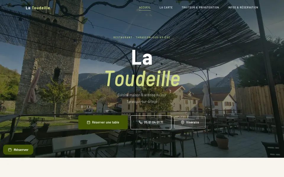 Site de La Toudeille : terrasse sous la pergola face aux montagnes de Tarascon-sur-Ariège